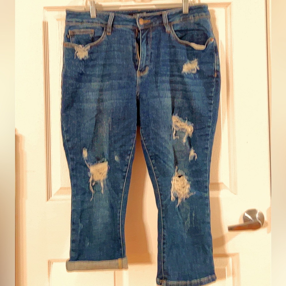 Judy Blue Distressed Capris 14W
